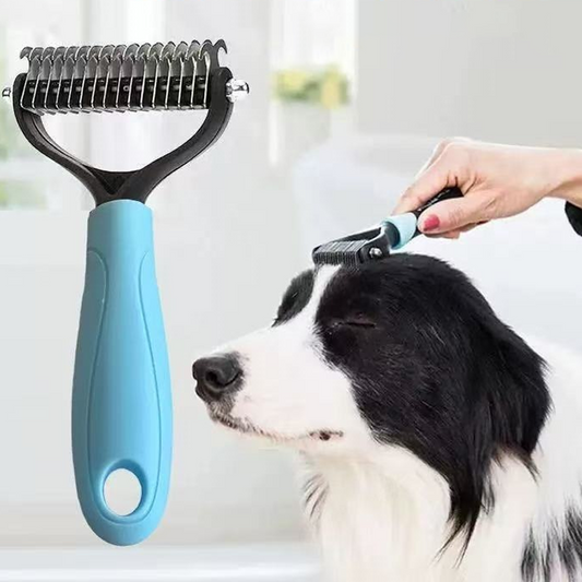 Pet grooming comb ✨ One side combs out tangles, the other removes loose hair. Rounded teeth easily remove hair, leaving it clean with just one swipe 🧹